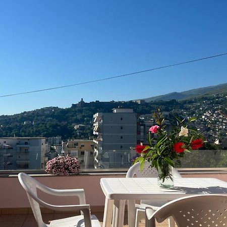 Gjirokastër Flower Terrace Apartment מראה חיצוני תמונה